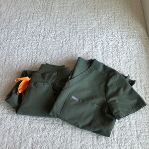 Women’s Size XS Figs; Olive Catarina One Pocket Scrub Top with Zamora Joggers